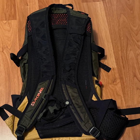 Dakine Olive and Mustard Drafter 18L Backpack - Picture 2 of 4